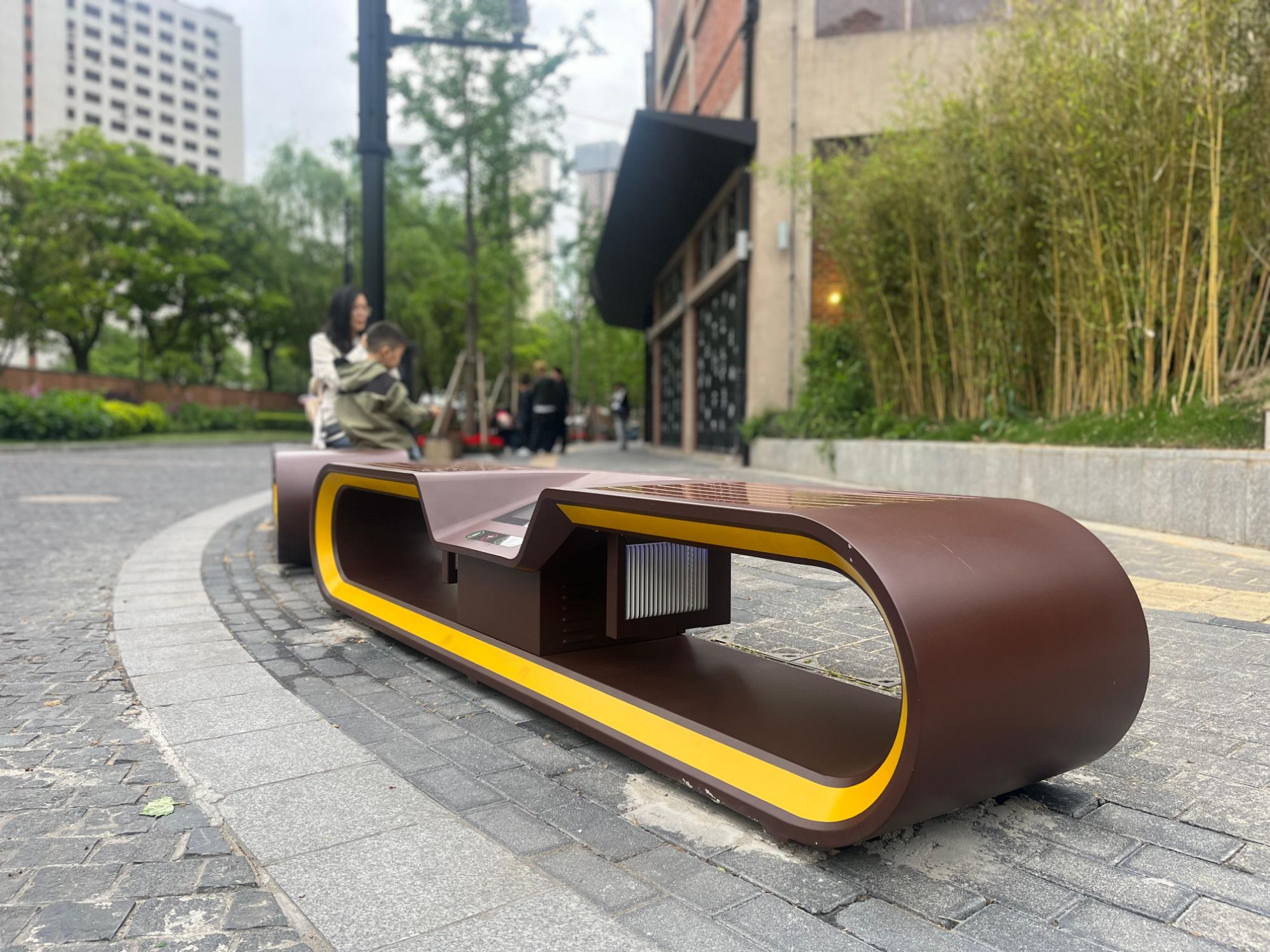 Best Smart Bench for Modern Outdoor Living: Top Picks & Buying Guide